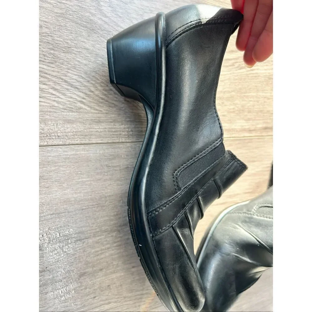 Clarks black leather comfy work shoes size 9W with small heel